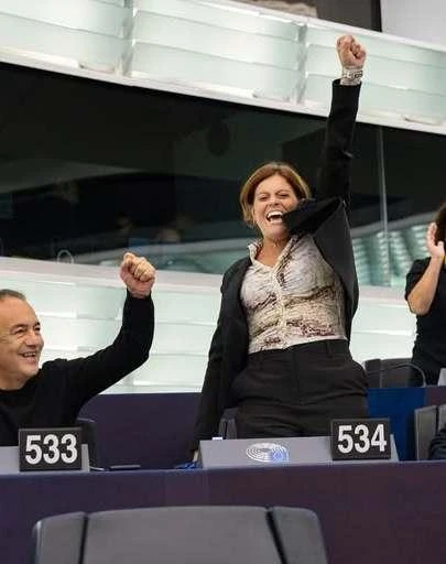 Salis salva grazie al Ppe. Immunità per un solo voto. Scontro tra Salvini e Tajani