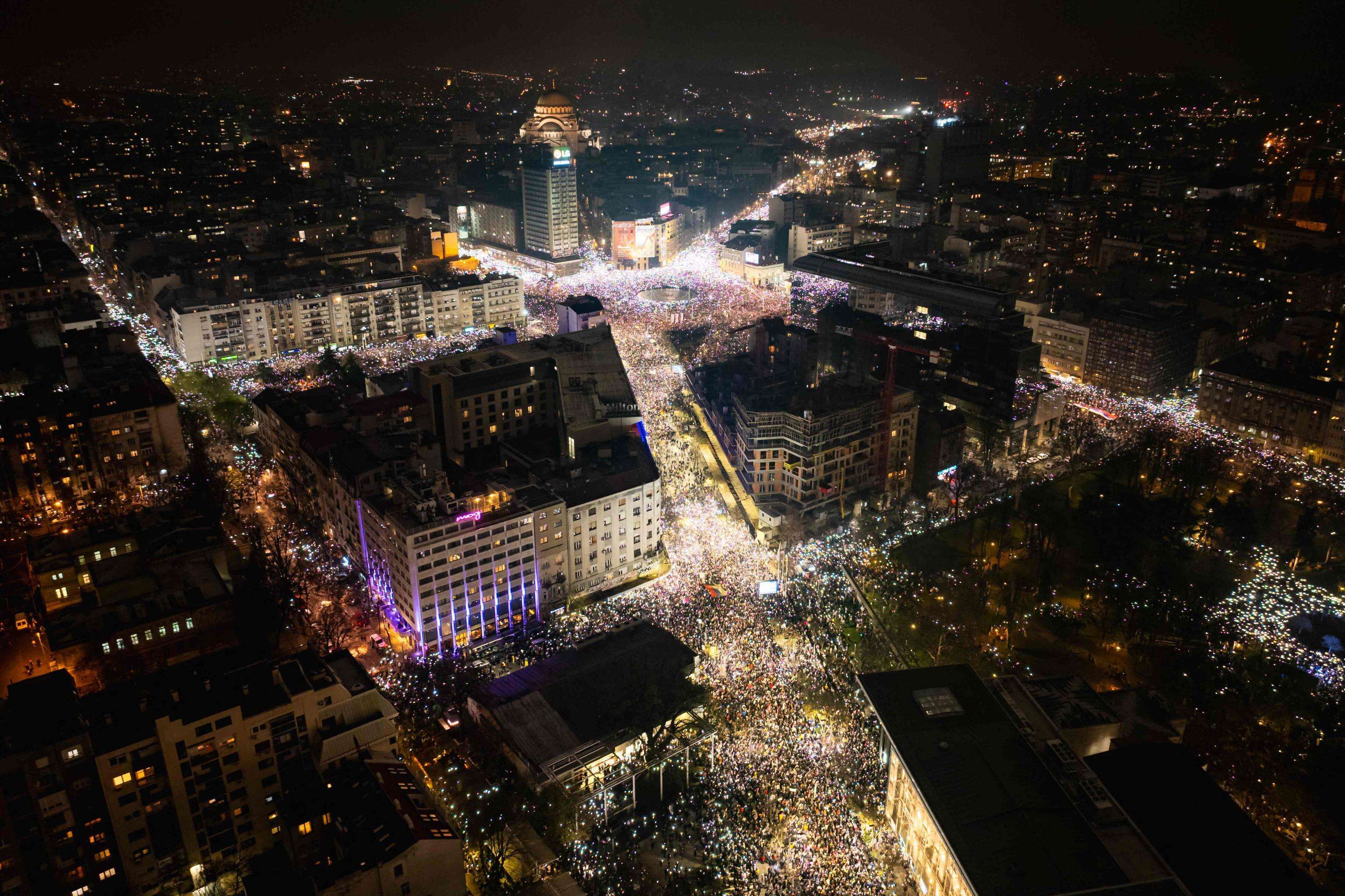 Serbia, la denuncia: “Usato un cannone sonico contro i manifestanti”. Cos’è e come funziona