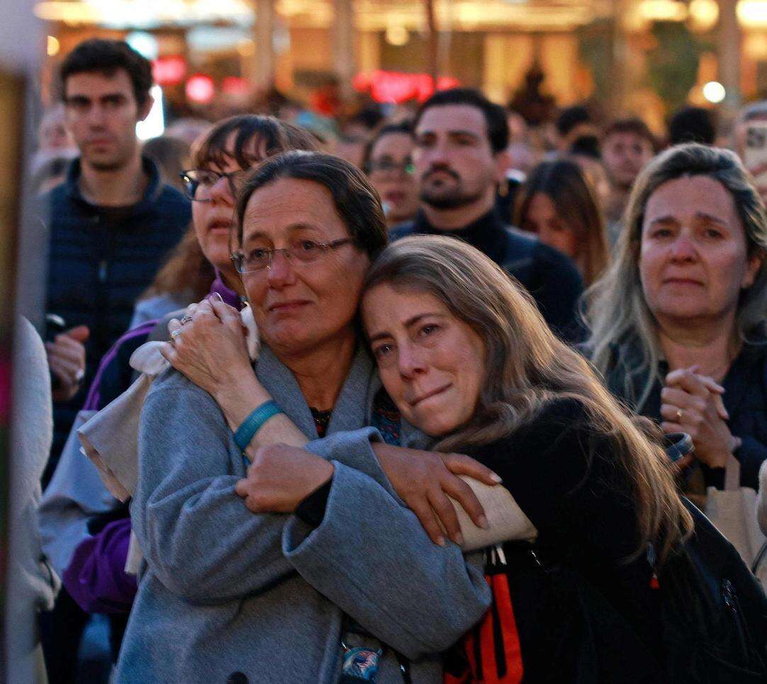 La fine dell’incubo. Abbracci, lacrime e selfie: 