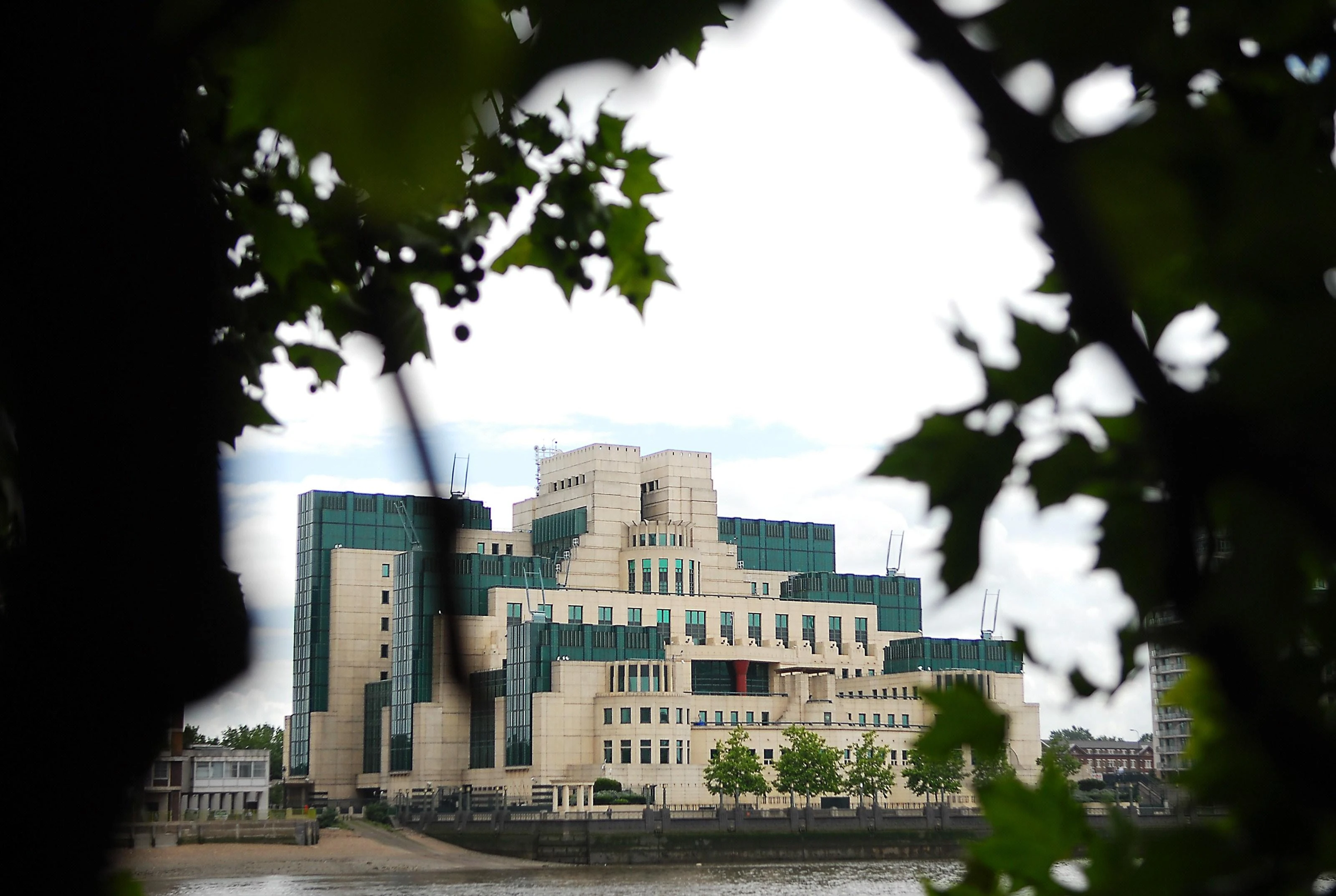 MI6 lancia un portale sul dark web per reclutare spie dalla Russia. Cos’è Silent Courier e come funziona