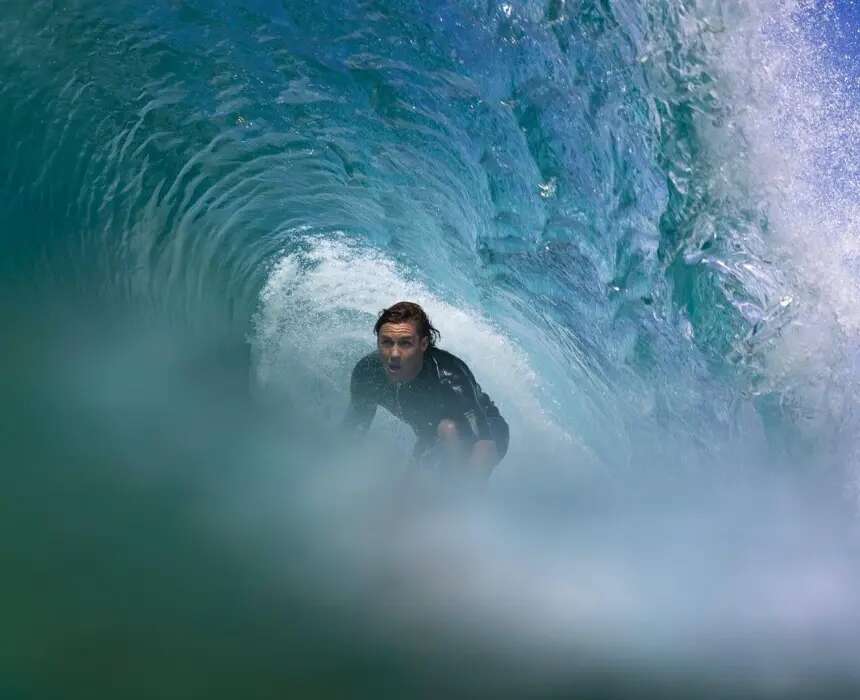 Squalo attacca surfista a Sydney e gli stacca una gamba, le onde la riportano a riva