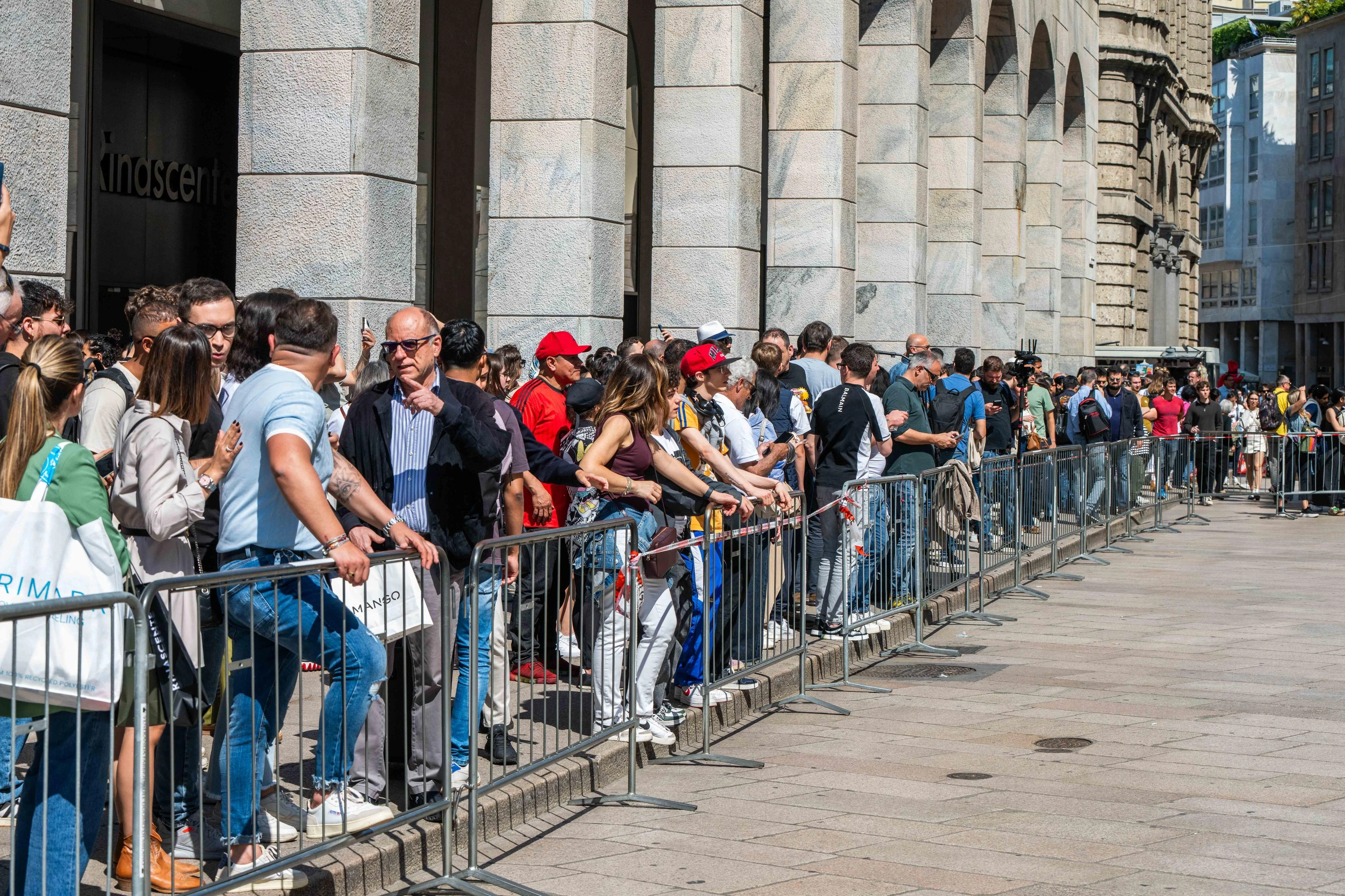 Emanuele De Maria si getta dalla terrazze del Duomo, lo choc di turisti e passanti: “Si è lanciato fra la gente e ha sfiorato un passante”