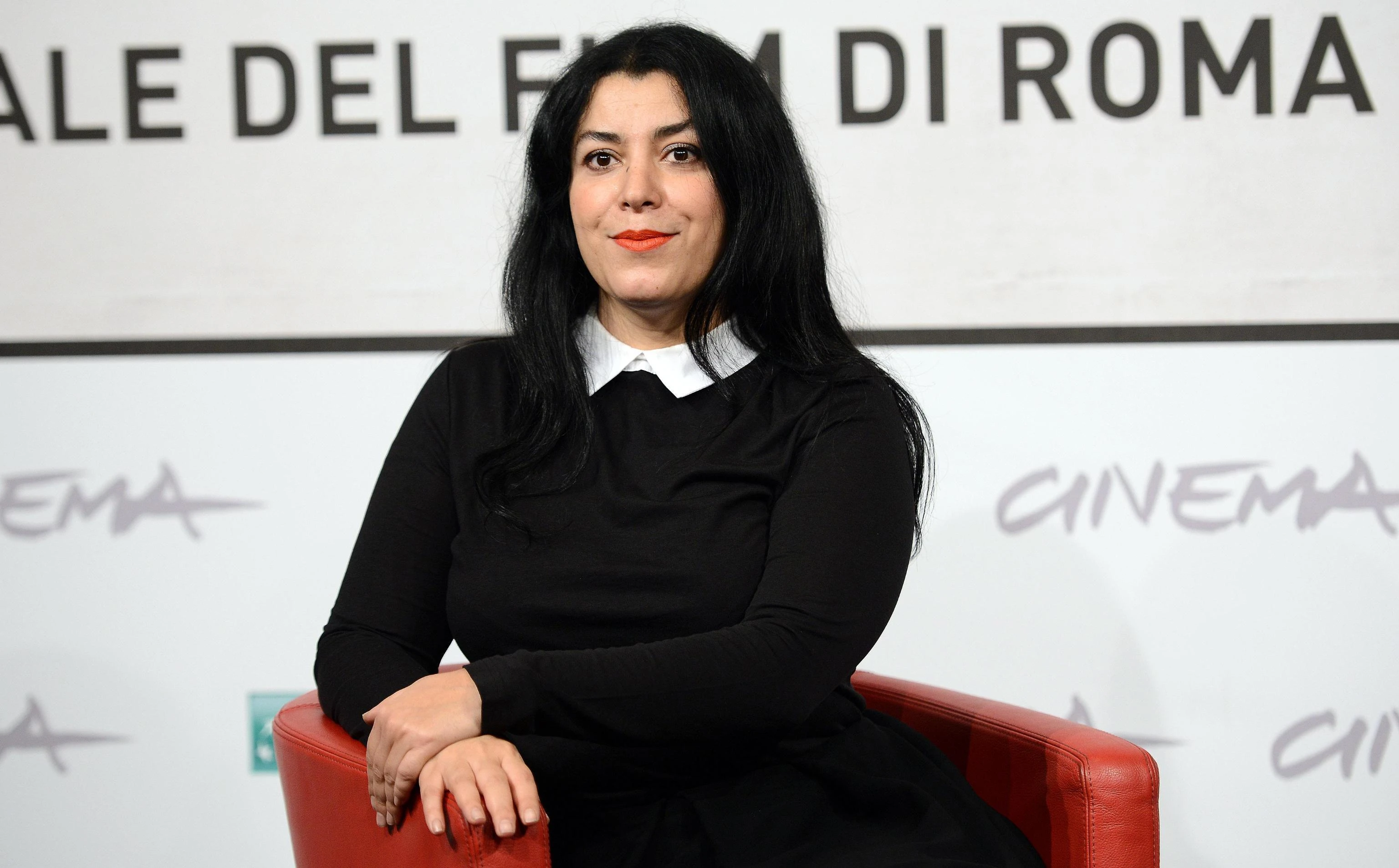 Addio a Marjane Satrapi, l’autrice di Persepolis “morta di tristezza”. L’artista franco-iraniana aveva 56 anni