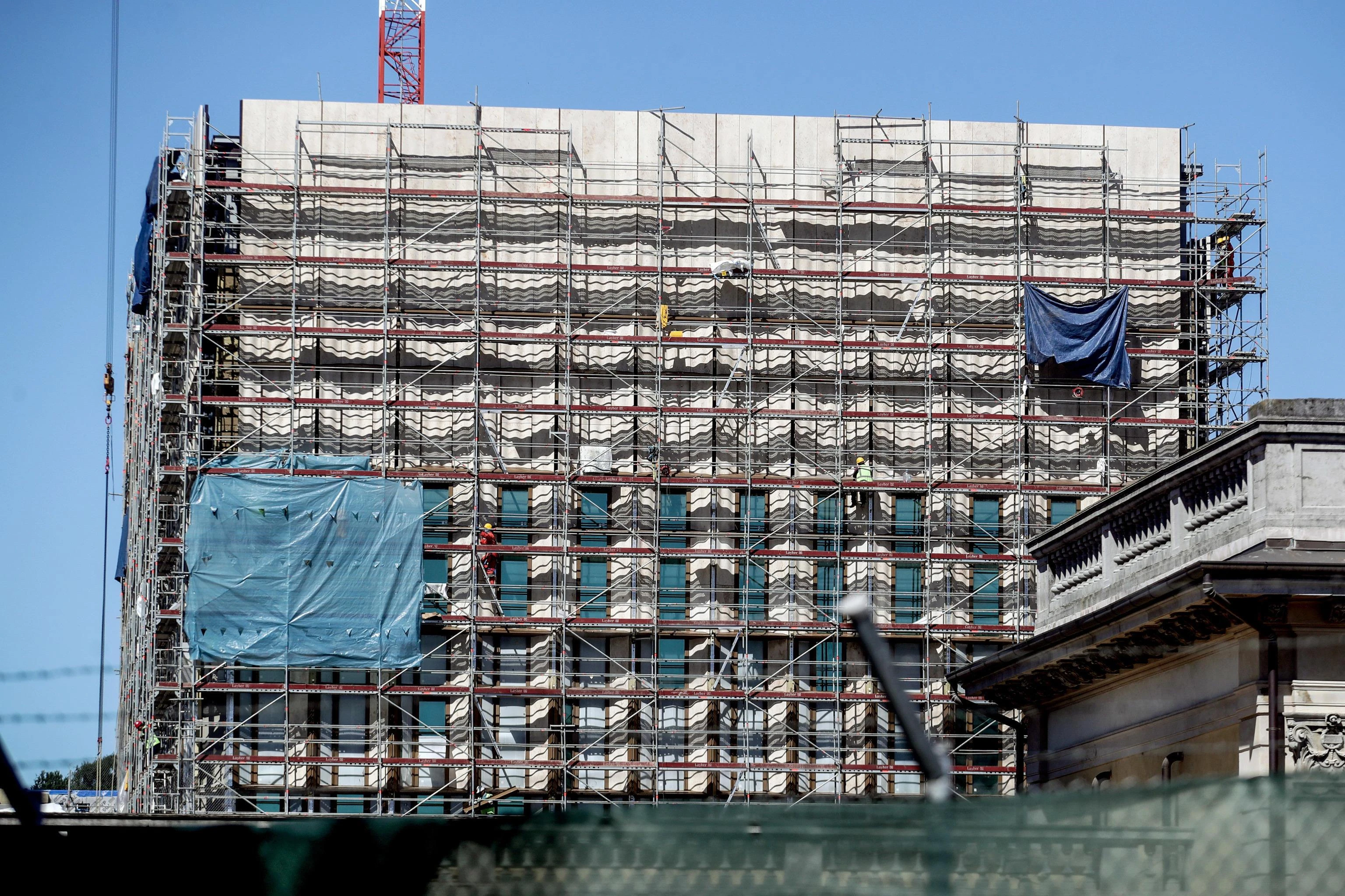 Caporalato per costruire il consolato Usa a Milano: il manager turco resta in carcere e non risponde al gip