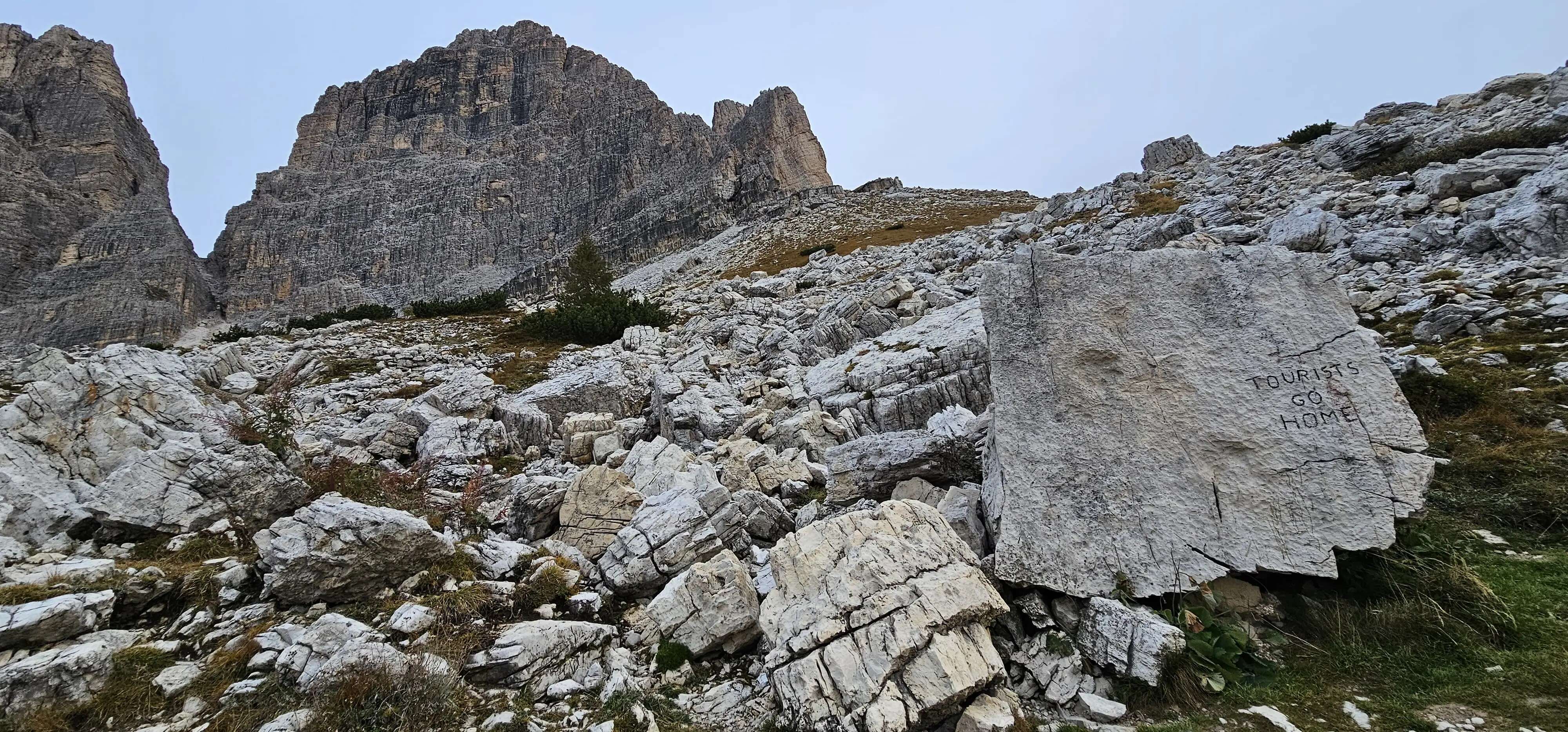 Tre Cime di Lavaredo, una scritta sfregia il masso dei dinosauri. Moreno Pesce: “Così ho scoperto lo scempio”