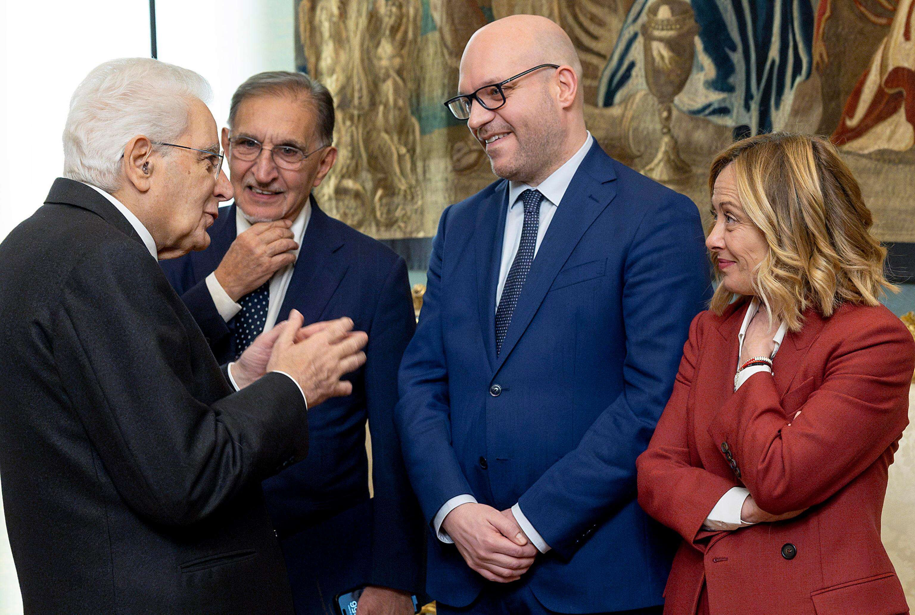 Le parole di Mattarella: “Amate pluralismo e democrazia”. Il discorso ai vertici dello Stato