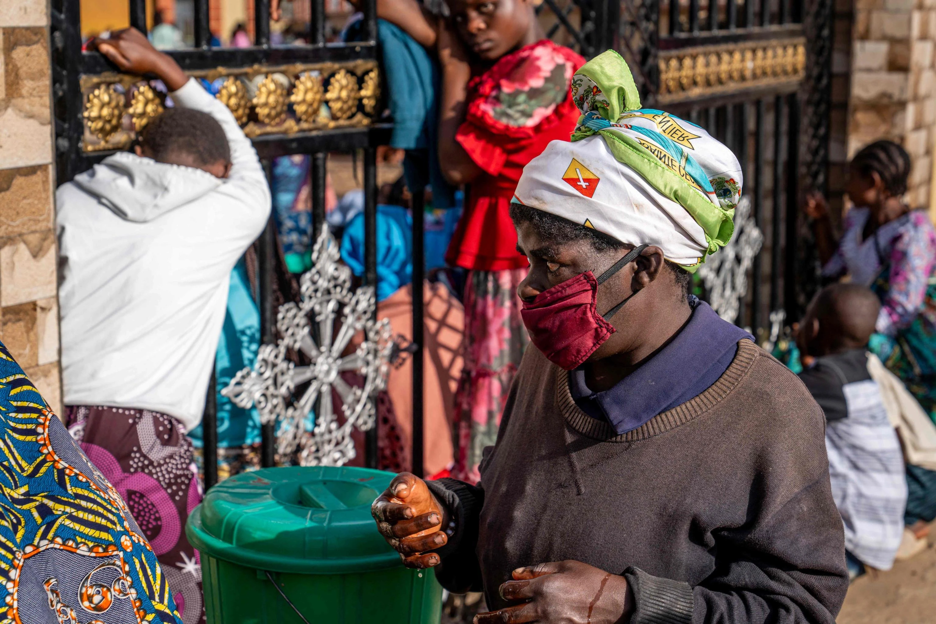 Ebola, già oltre 200 morti in Congo: ora l’epidemia minaccia altri 10 Paesi africani. Allarme verso i mondiali di calcio
