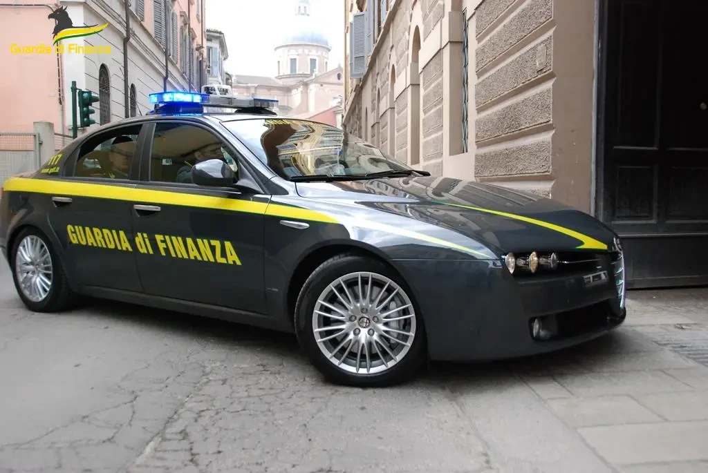 Vercelli, spendevano i soldi per la figlia malata in viaggi, pay-tv e videogame. Scoperti dalla Guardia di Finanza