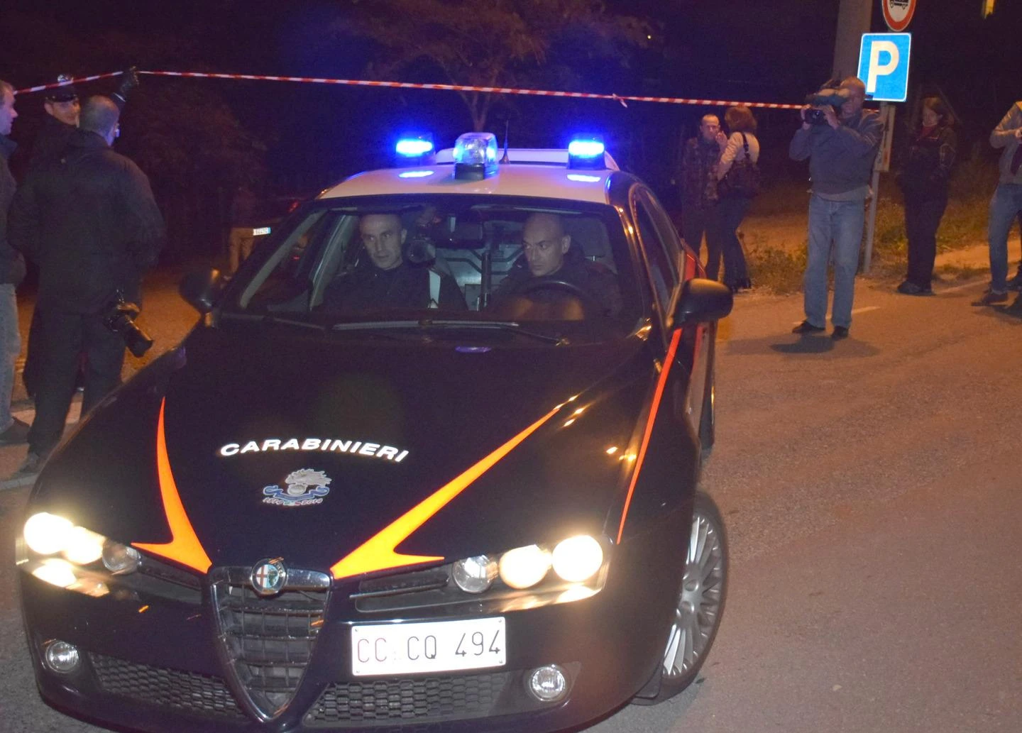 Giallo a Clusone: auto brucia in strada, nell’abitacolo trovato un cadavere