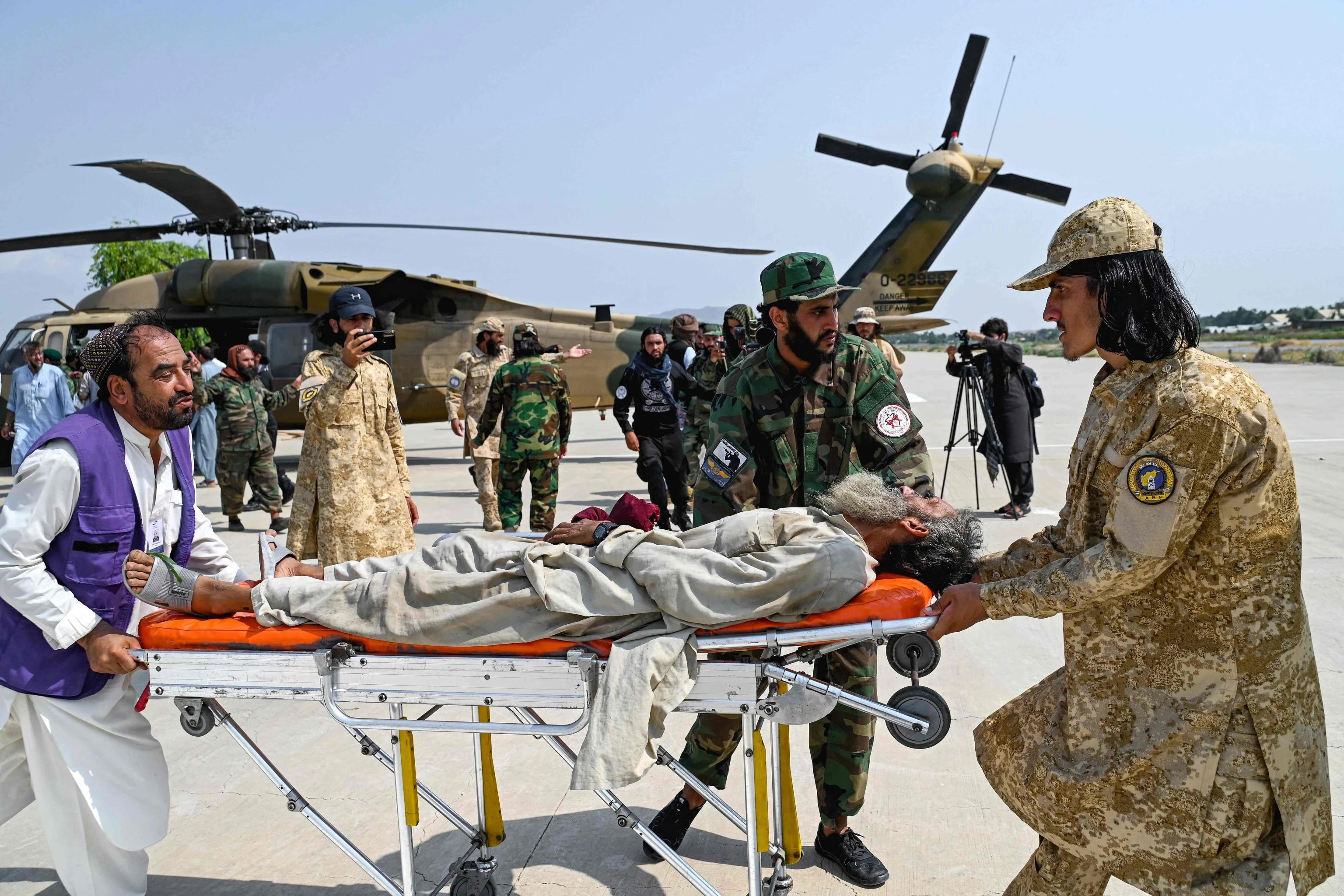 Terremoto oggi in Afghanistan, scossa di magnitudo 6: oltre 800 morti. Frane sulle strade, soccorsi bloccati