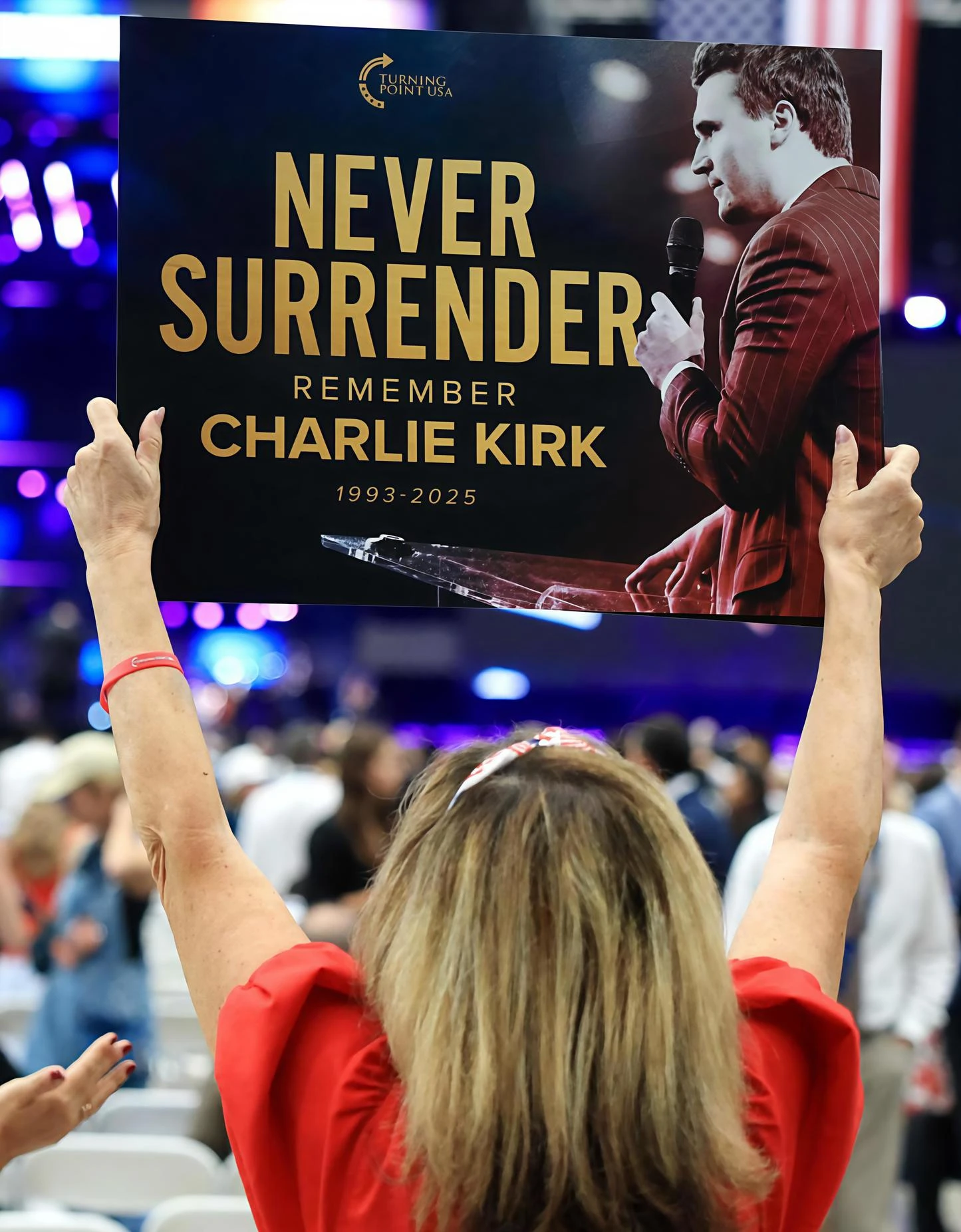 In 200mila per Kirk. Trump: ucciso da un mostro. La vedova perdona il killer