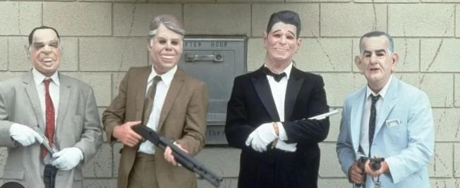 Le maschere di attori famosi e le fuga nelle fogne. E’ caccia alla banda della rapina da film alla banca a Napoli