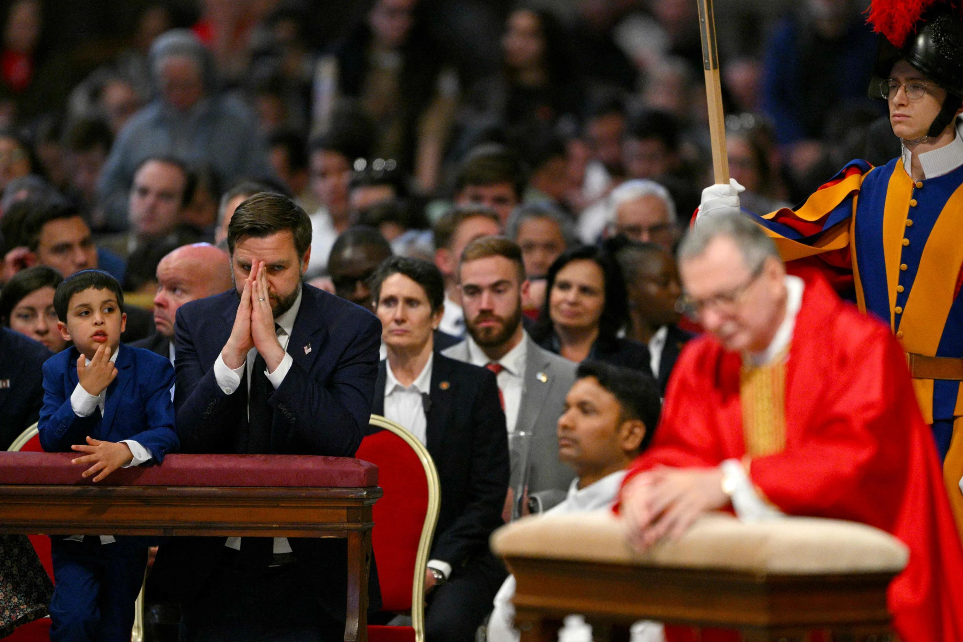 La Croce scomoda per chi cerca alleanze più che verità