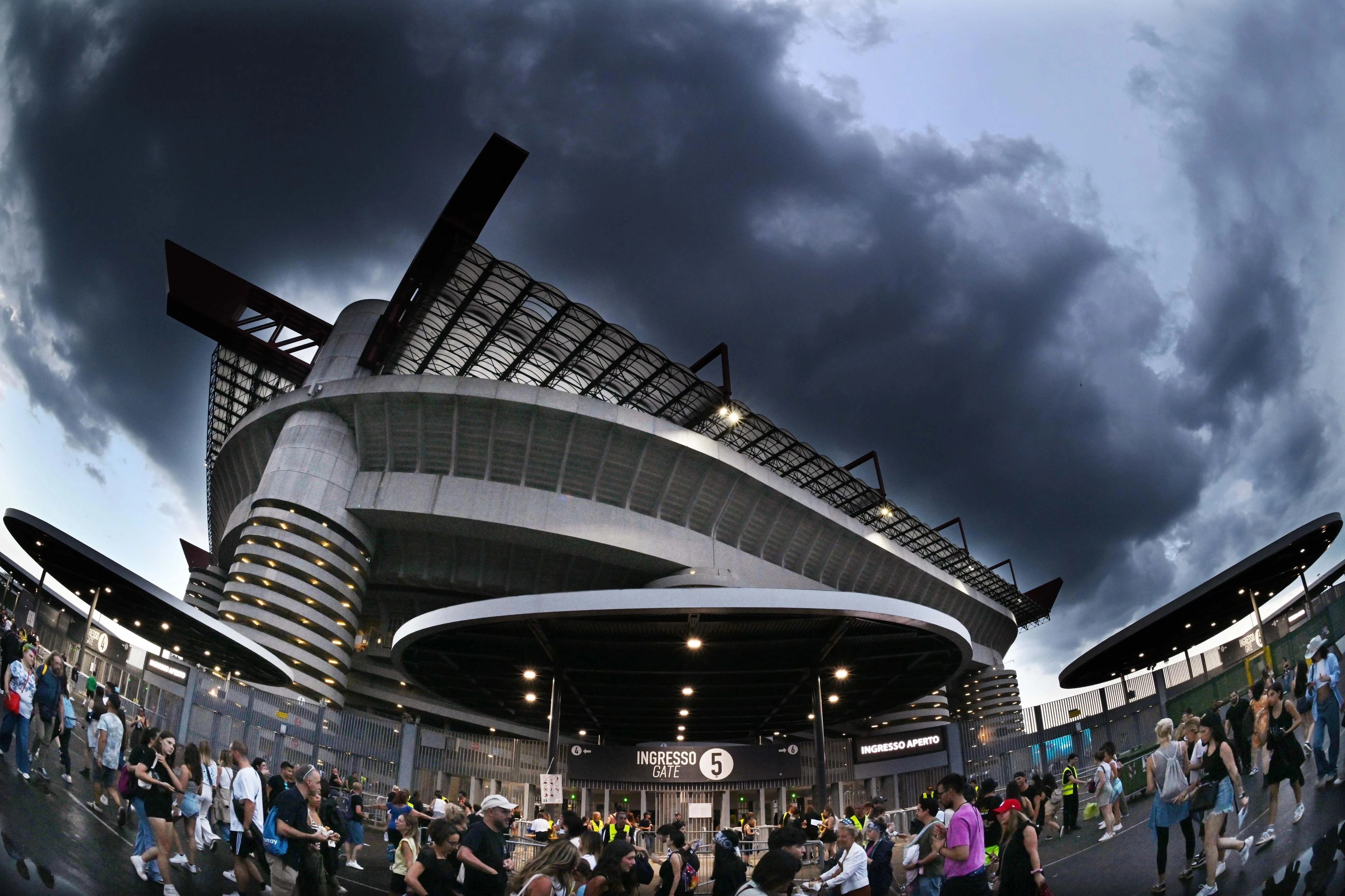 San Siro tra inchiesta e politica. Il tema stadio adesso slitta a settembre, e in chat spuntano le mire di Pella e Marinoni