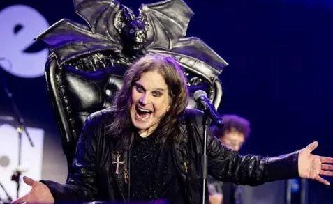 L’addio di Ozzy, ultimo valzer seduto sul trono