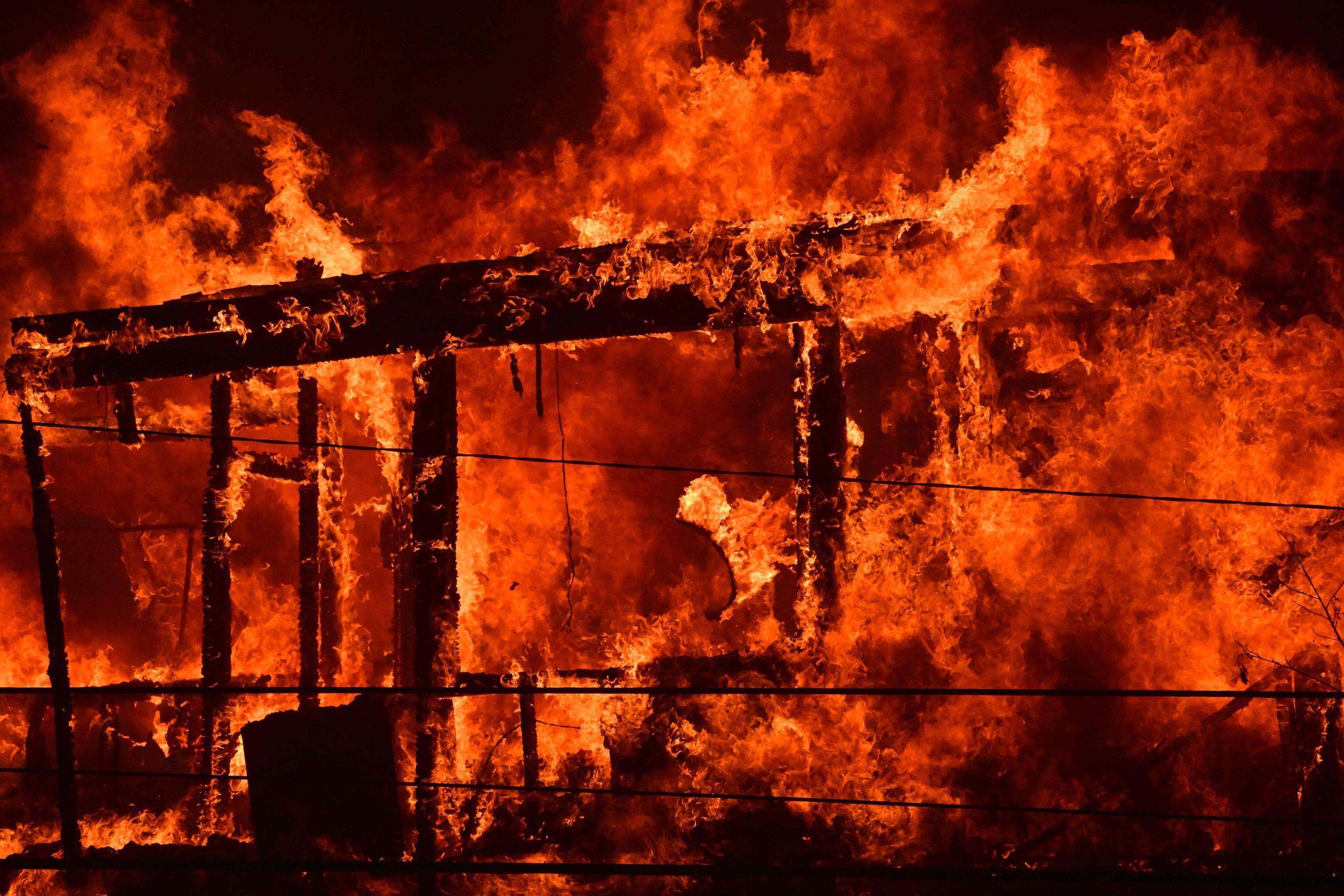 I video choc dell’incendio a Los Angeles. Uomo in villa filma la trappola infernale