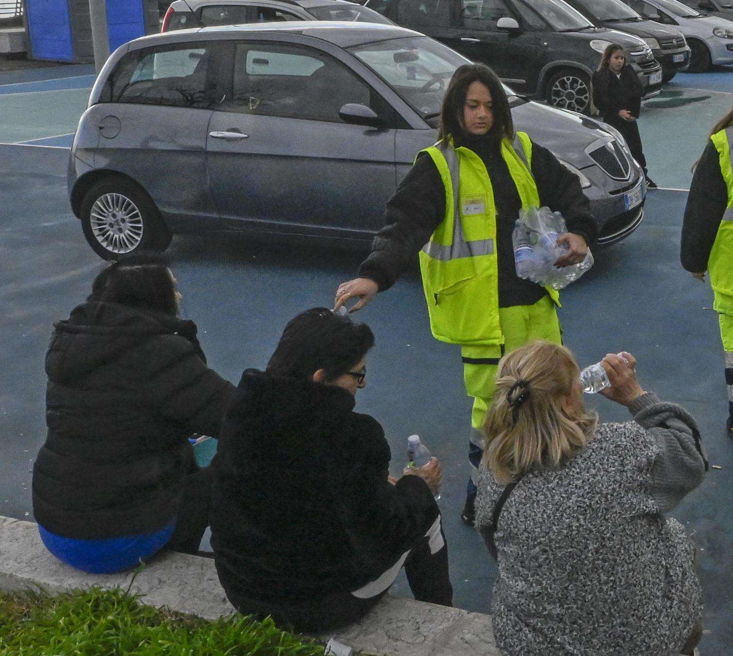 Gente in strada e notti in auto, nei Campi Flegrei torna la paura