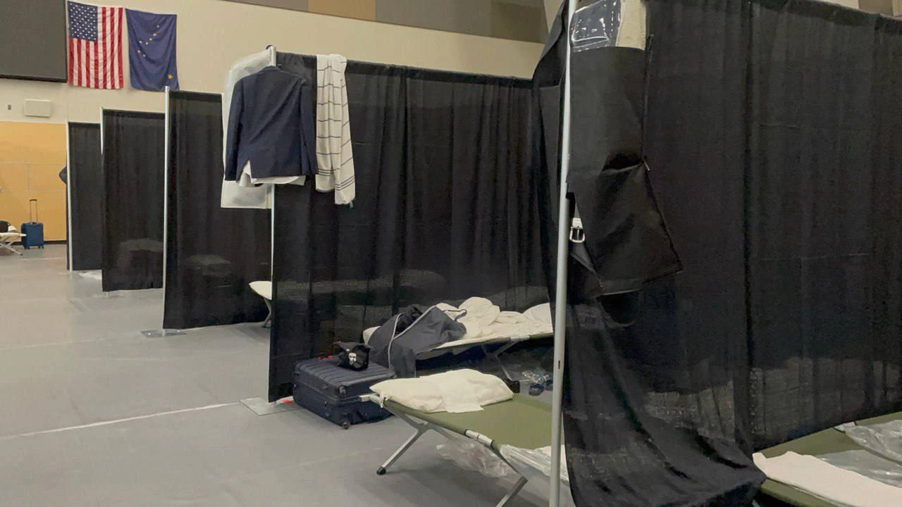 A caccia di wi-fi e sistemati su brandine, la fantozziana trasferta della delegazione russa in Alaska