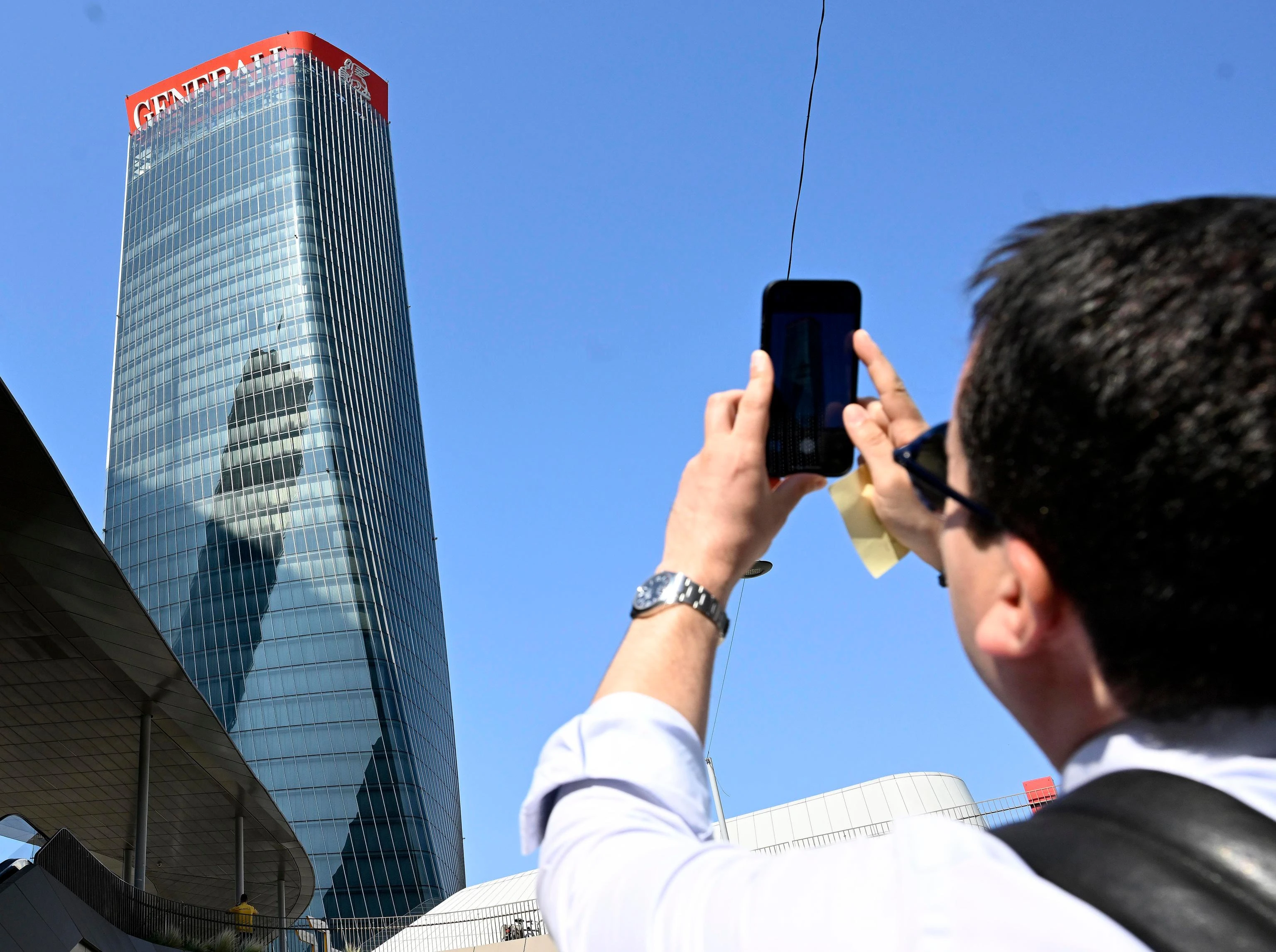 Insegna Generali pericolante a CityLife, i sensori di sicurezza hanno segnalato qualcosa di anomalo prima del crollo?