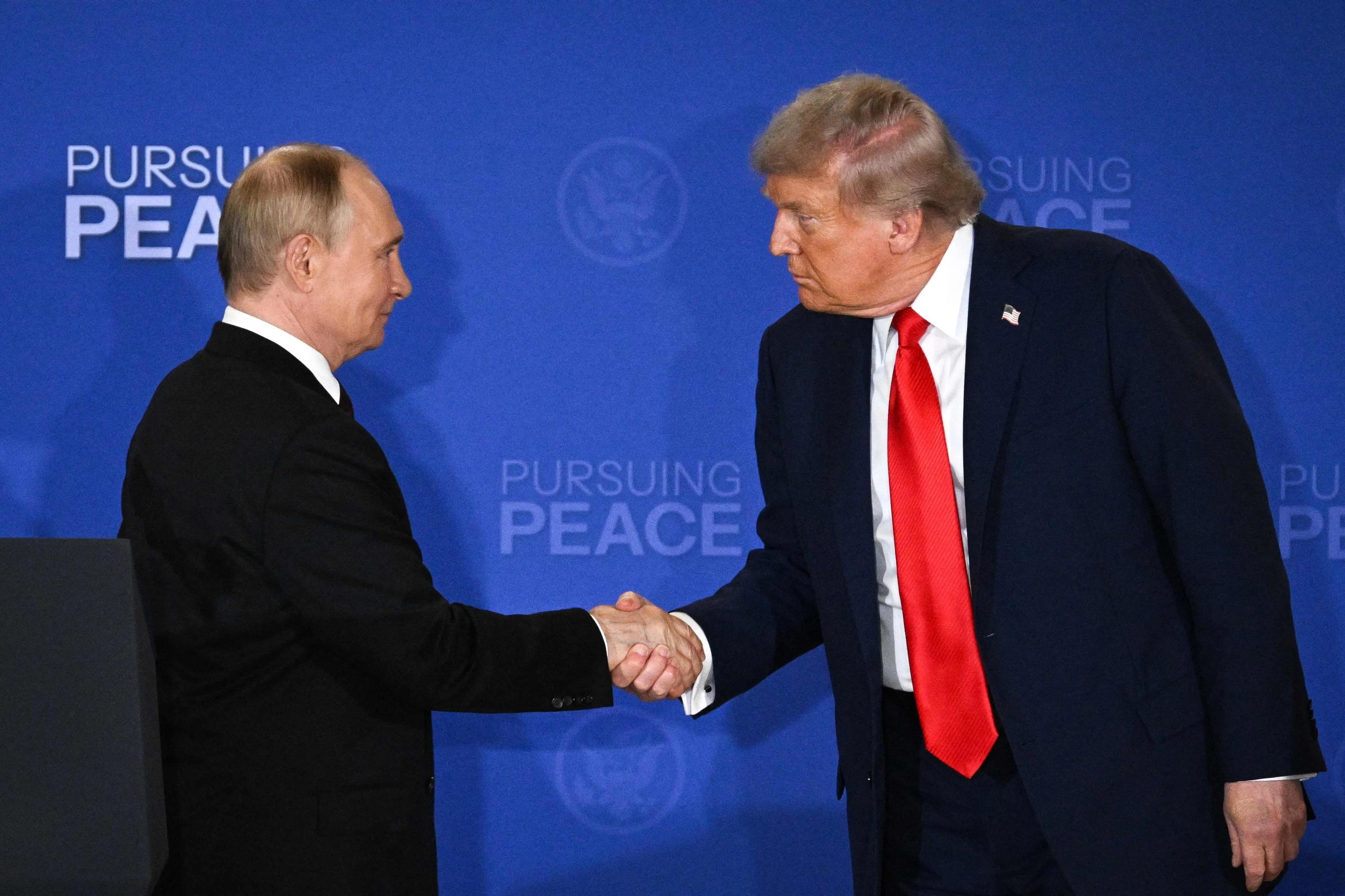 L’agente del Kgb contro l’immobiliarista. Putin attende, Trump rilancia