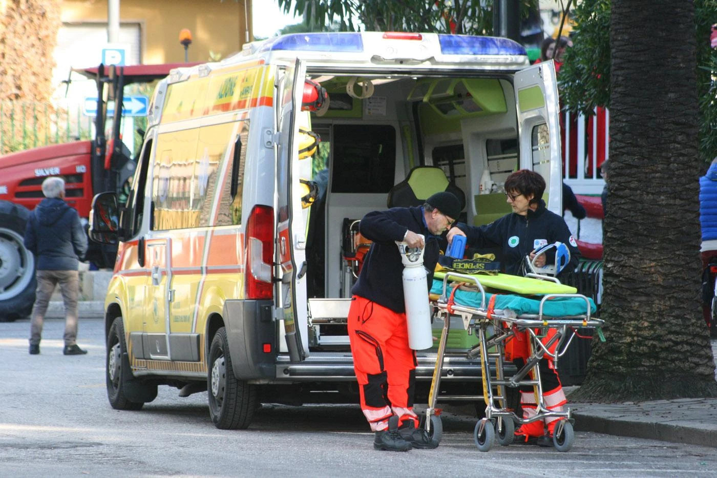 Pensionato stacca a morsi l’orecchio del vicino, agguato in strada a Roma