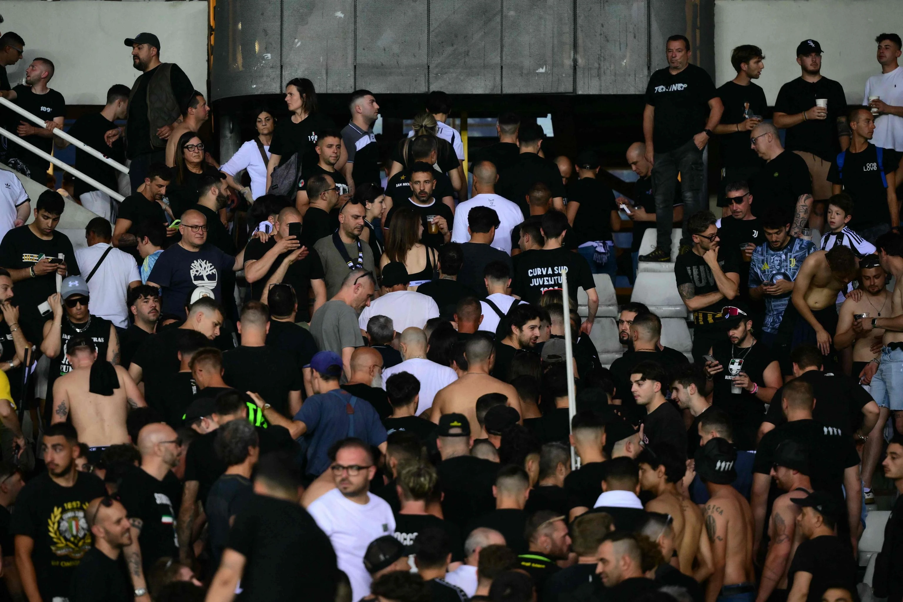 Otto ultras juventini arrestati dopo gli scontri a Torino