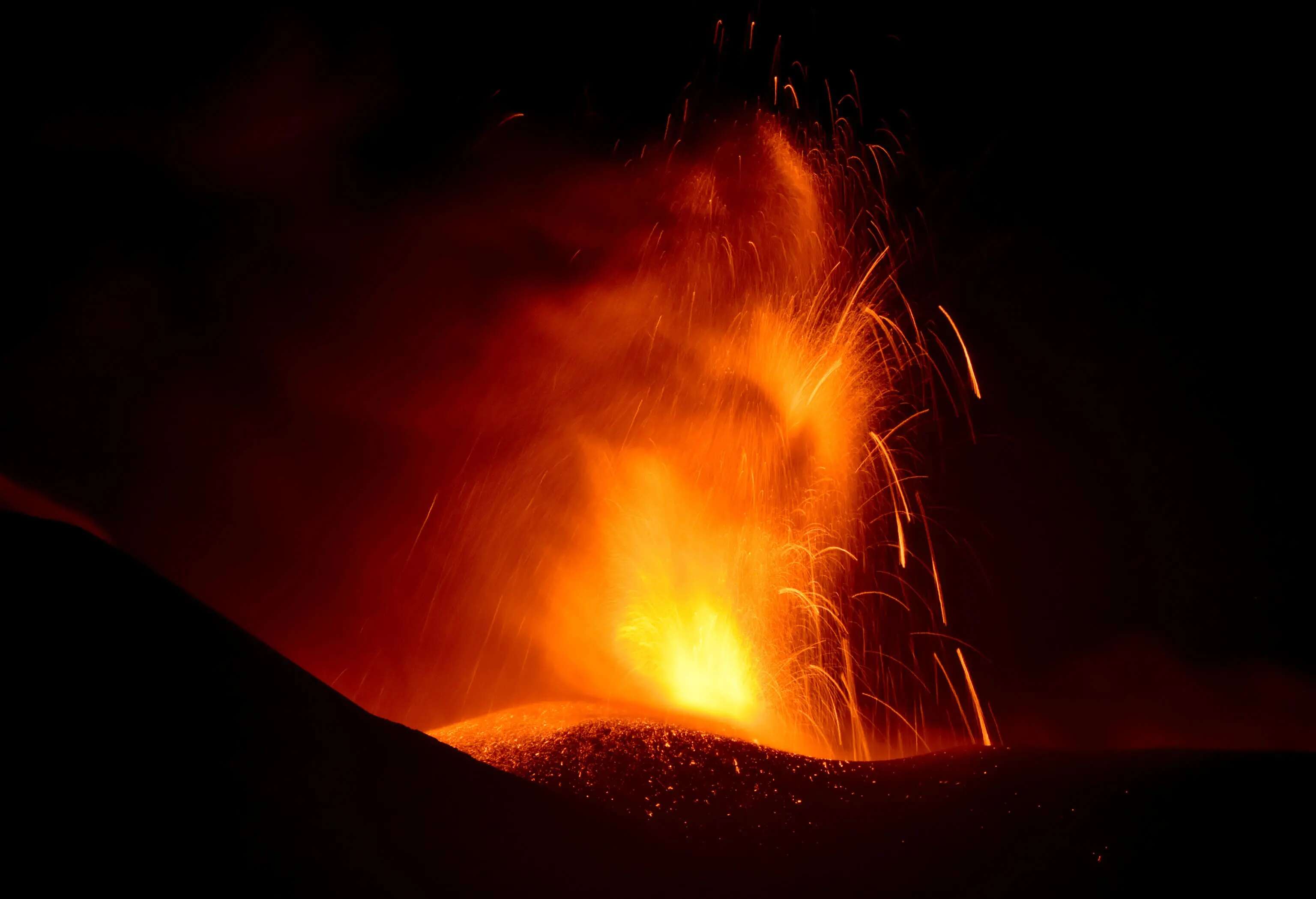 Catania, aeroporto chiuso dopo l’eruzione dell’Etna: quando riapre lo scalo