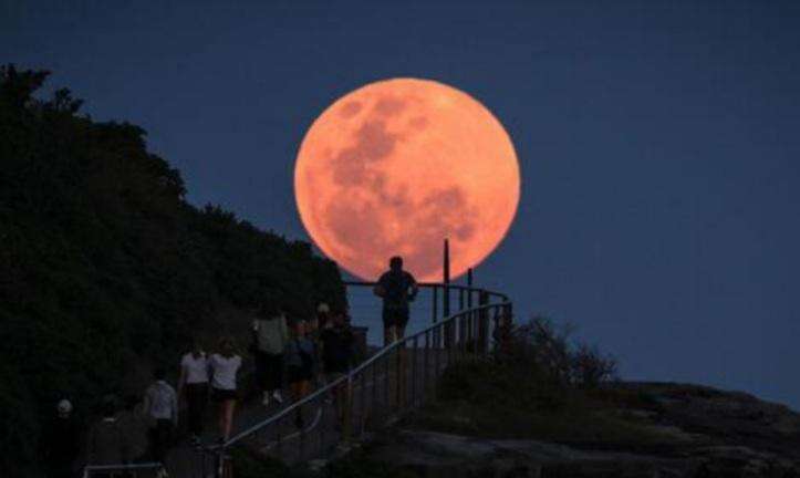 Superluna piena il 15 novembre: come e dove vederla, significato e tradizioni