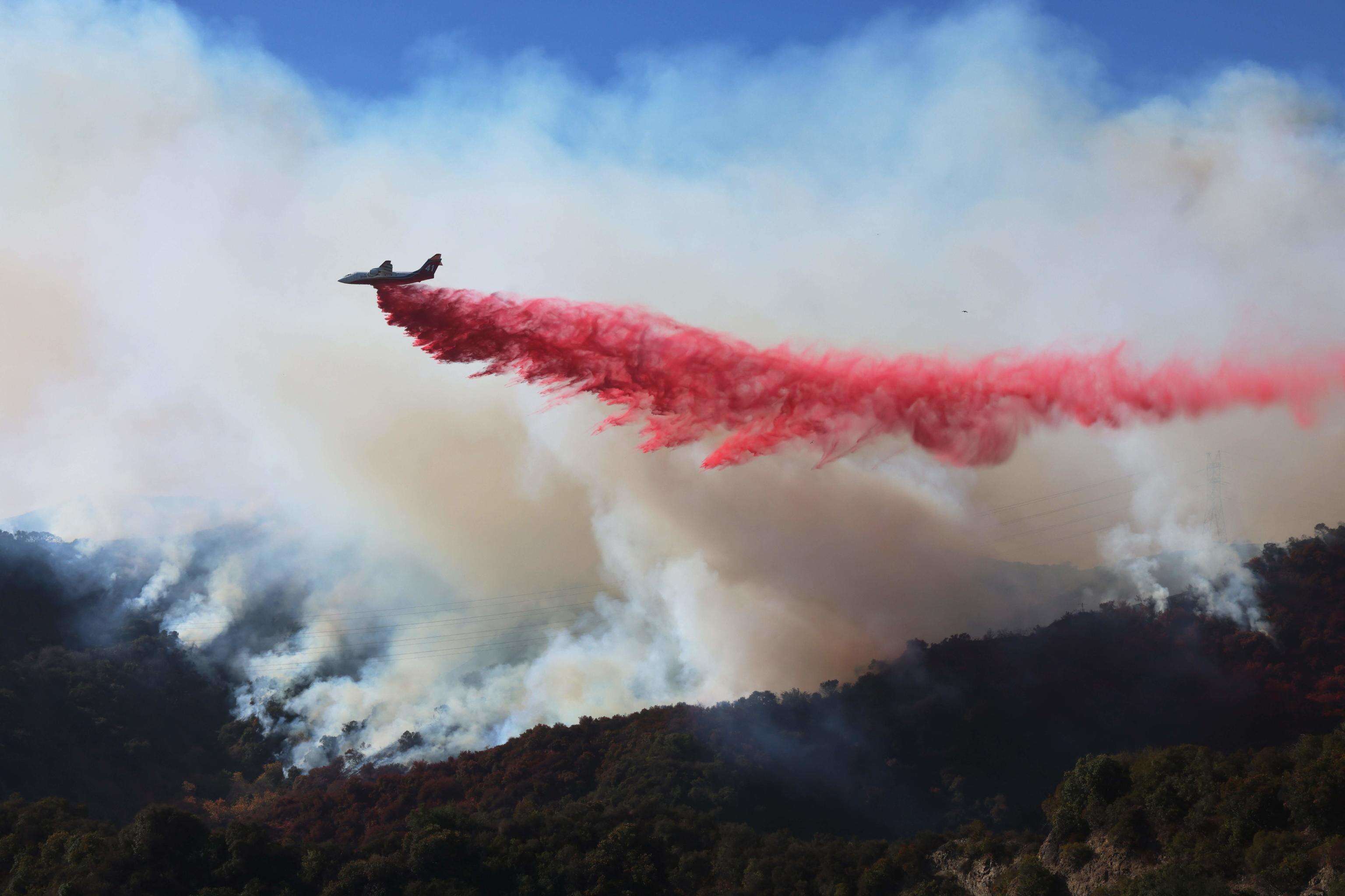 California, perché l’acqua sparata dai mezzi antincendio è rossa