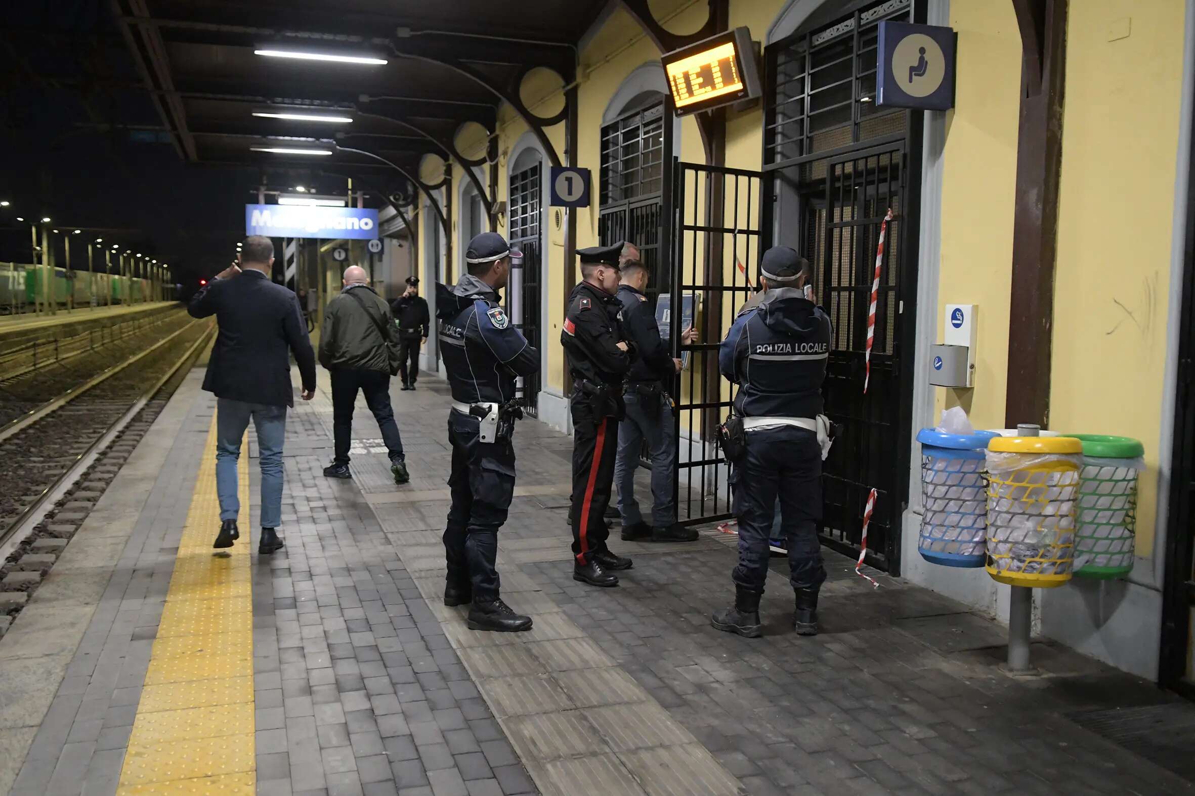 Giovane accoltellato alla stazione di Melegnano, arrestato l’aggressore: il mistero della persona in sala d’attesa