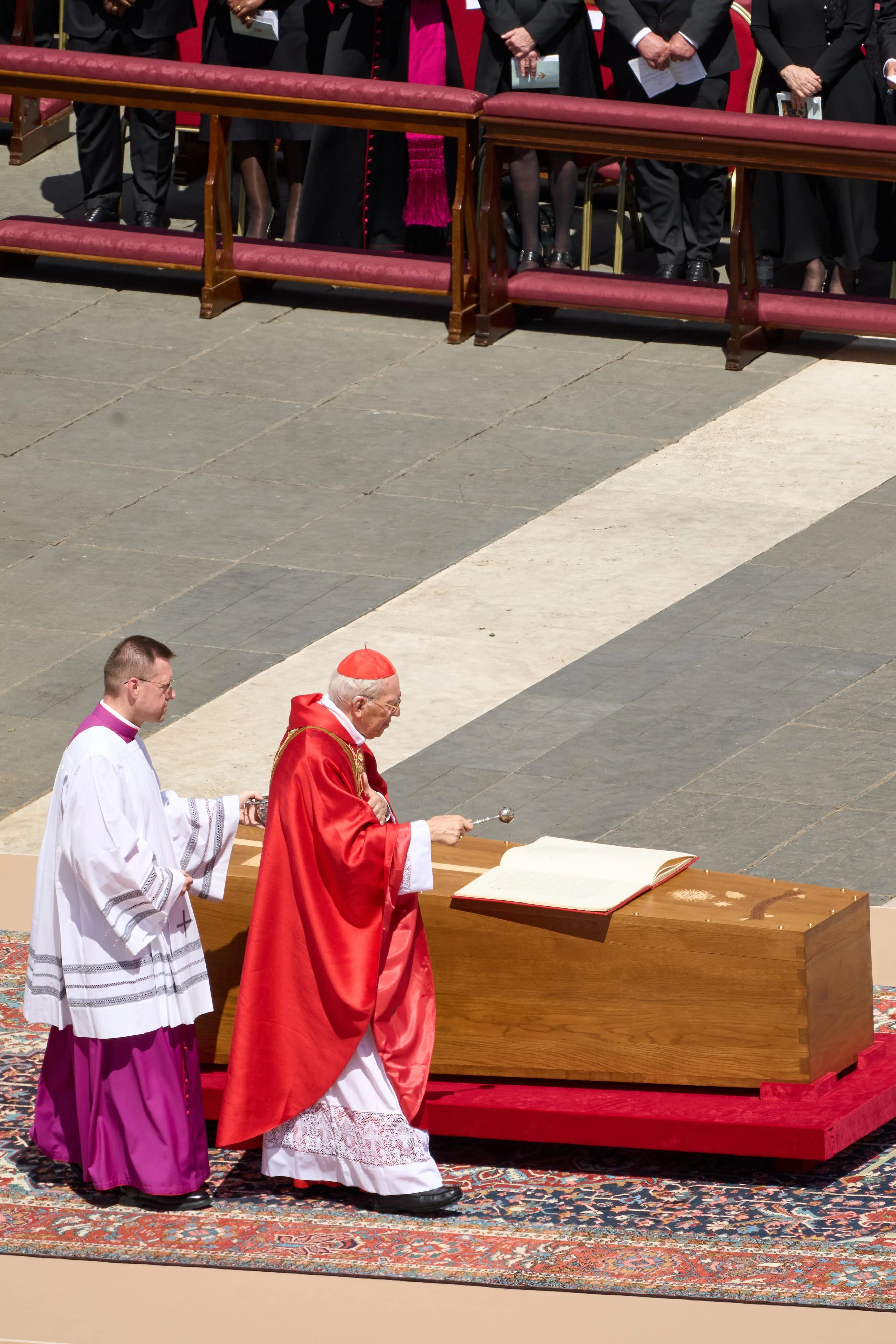Pace e dialogo, l’eredità del Papa. Chiesa (ancora) al centro del mondo