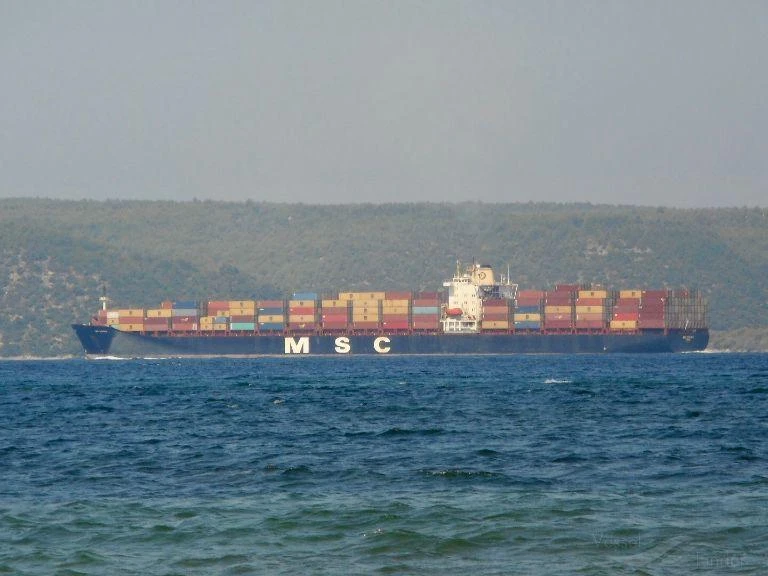 Nave mercantile colpita nel Golfo Persico, l’Iran rivendica: “Abbiamo lanciato un missile da crociera”. Un’enorme falla si è aperta su un fianco