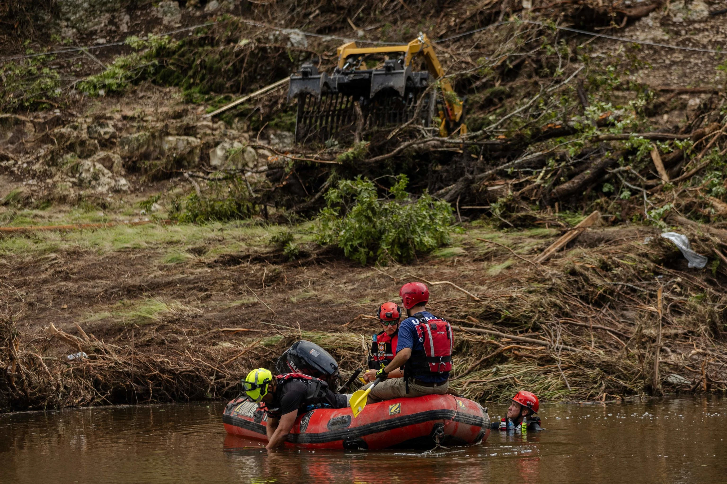 Alluvione in Texas, il numero dei morti continua a salire: almeno 111. Si cercano 159 dispersi. Venerdì Trump arriverà con Melania