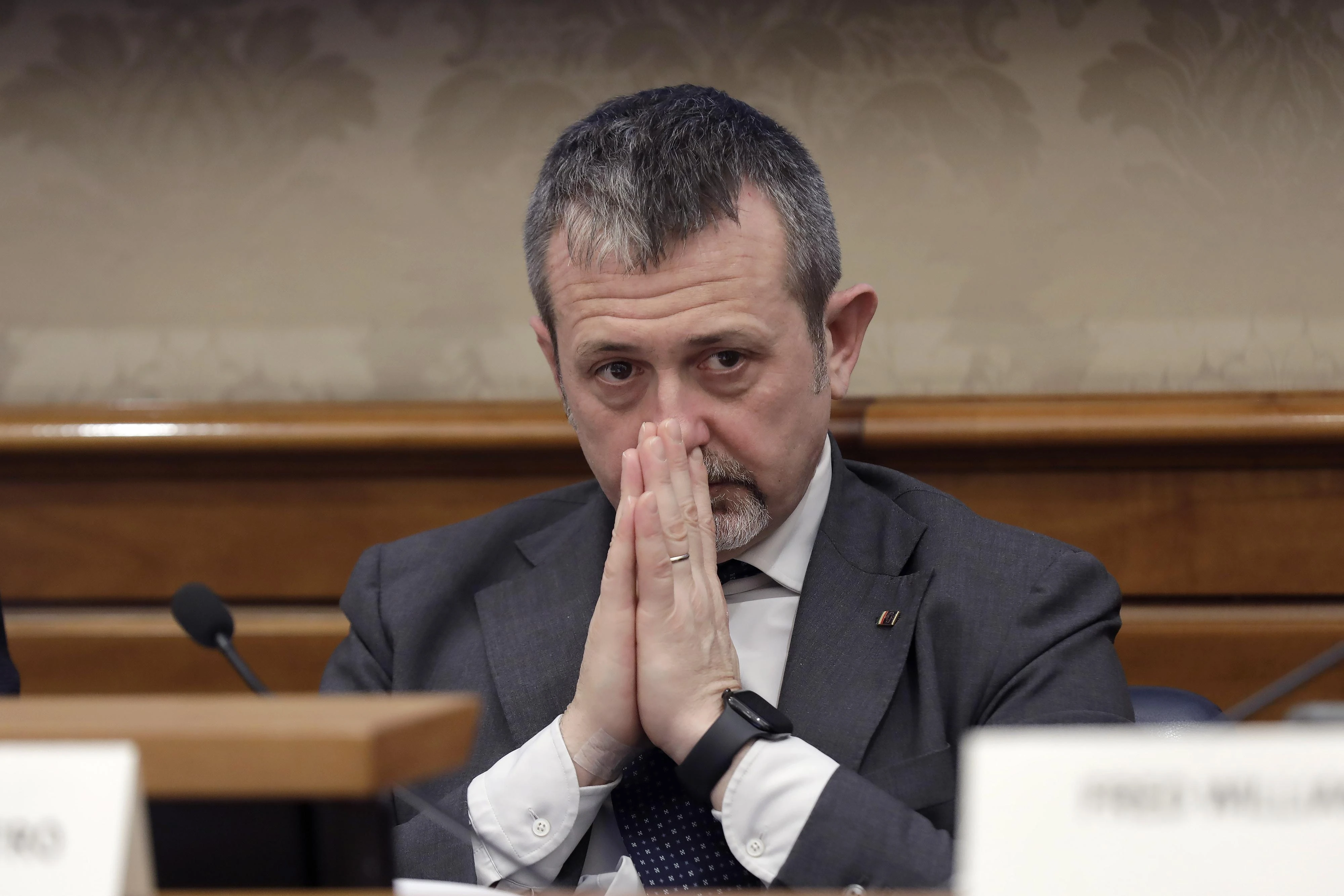 Chat tra Delmastro e Caroccia, la Procura di Roma chiede l’autorizzazione alla Camera per acquisirle. Centrodestra pronto a respingere la richiesta