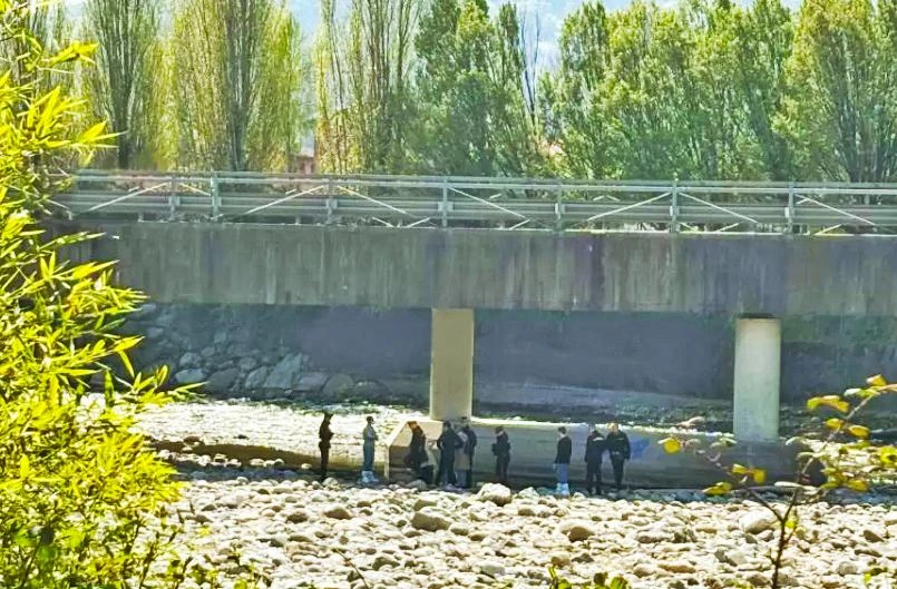 Il corpo di una giovane donna riaffiora dal fiume Serio: il mistero della morta senza nome ad Alzano Lombardo