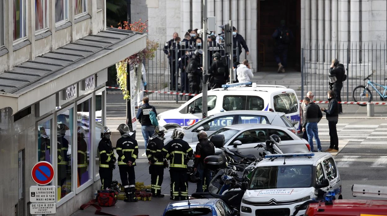 Un ataque terrorista con cuchillo cerca de una iglesia de Niza deja al menos tres muertos y varios heridos