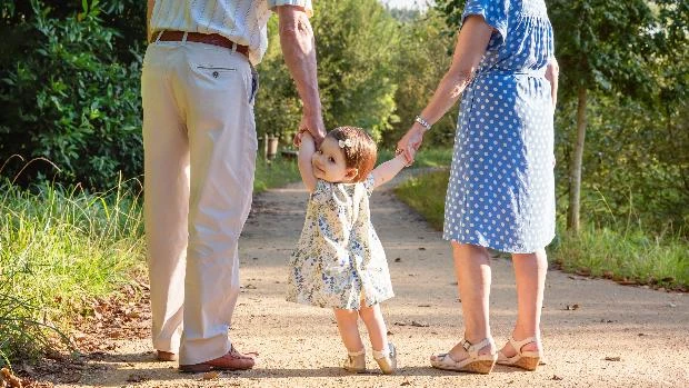 Cuatro de cada diez abuelos ayudan económicamente a sus hijos