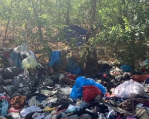 Невідомі викинули купу речей із секонд-хенду