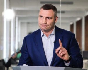 Громадський транспорт і метро одразу зупиняться, коли в лікарнях не вистачить місць для хворих на Covid-19 - Кличко