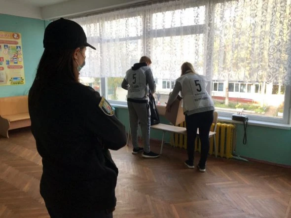 Волонтерів Зеленського вигнали з дільниці