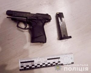 Чоловік стріляв із пістолета на балконі