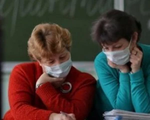 Українських вчителів збираються страхувати від коронавірусу - прем'єр-міністр