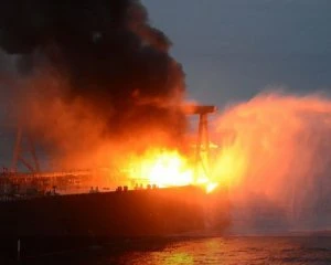Біля узбережжя Шрі-Ланки дві доби не можуть загасити танкер з нафтою