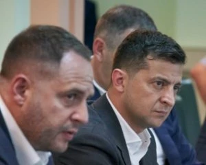 Зеленський хотів пропхати опитування про 