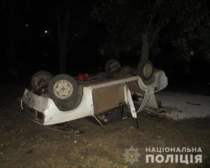 Чоловік накинувся з ножем на відвідувачів кафе. Йому перевернули автівку