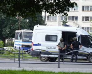Заручникам луцького терориста передали воду