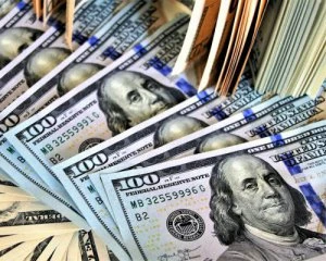 Долар наближається до 28 грн