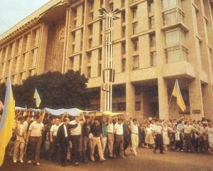 Комуністи виступили проти підняття українського прапора