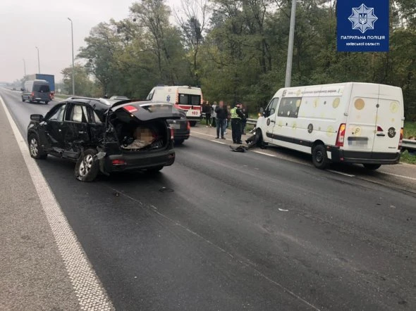 Під Києвом автомобіль врізався у мікроавтобус - 12 постраждалих