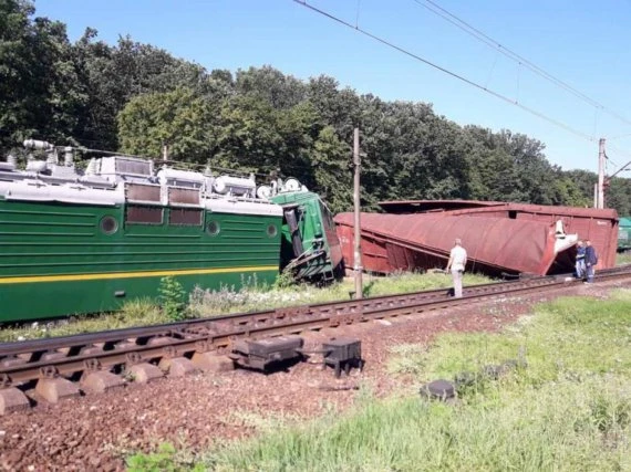 Вантажний поїзд злетів із рейок: фото масштабної аварії